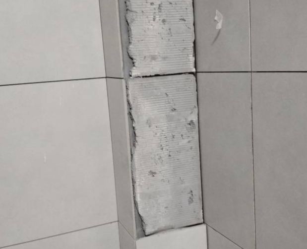 闽侯瓷砖空鼓维修公司分享下瓷砖施工前基层浇水润湿程度不足，可能导致以下问题